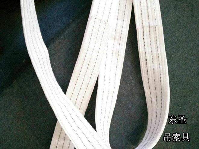 白色吊裝帶農(nóng)用設(shè)備運輸應(yīng)用