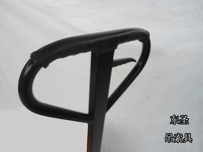 3噸手動(dòng)叉車搬運(yùn)飲料裝車