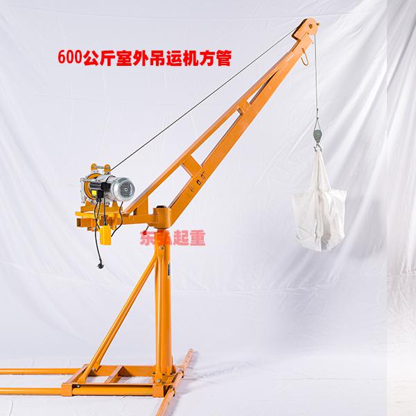 室內(nèi)樓房使用室外小型吊裝機(jī)進(jìn)行吊運(yùn)鋼筋