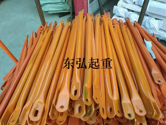 小型吊機(jī)底座上面的拉桿起到了支撐力
